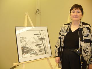 Gail Pahwa beside her graduation painting