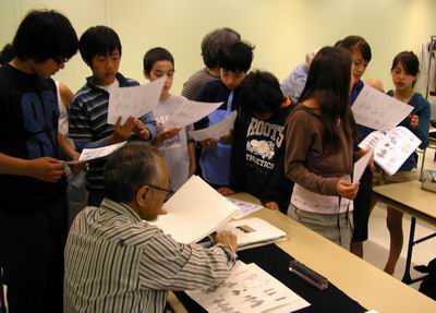 Hiroshi Yamamoto begins workshop with handouts